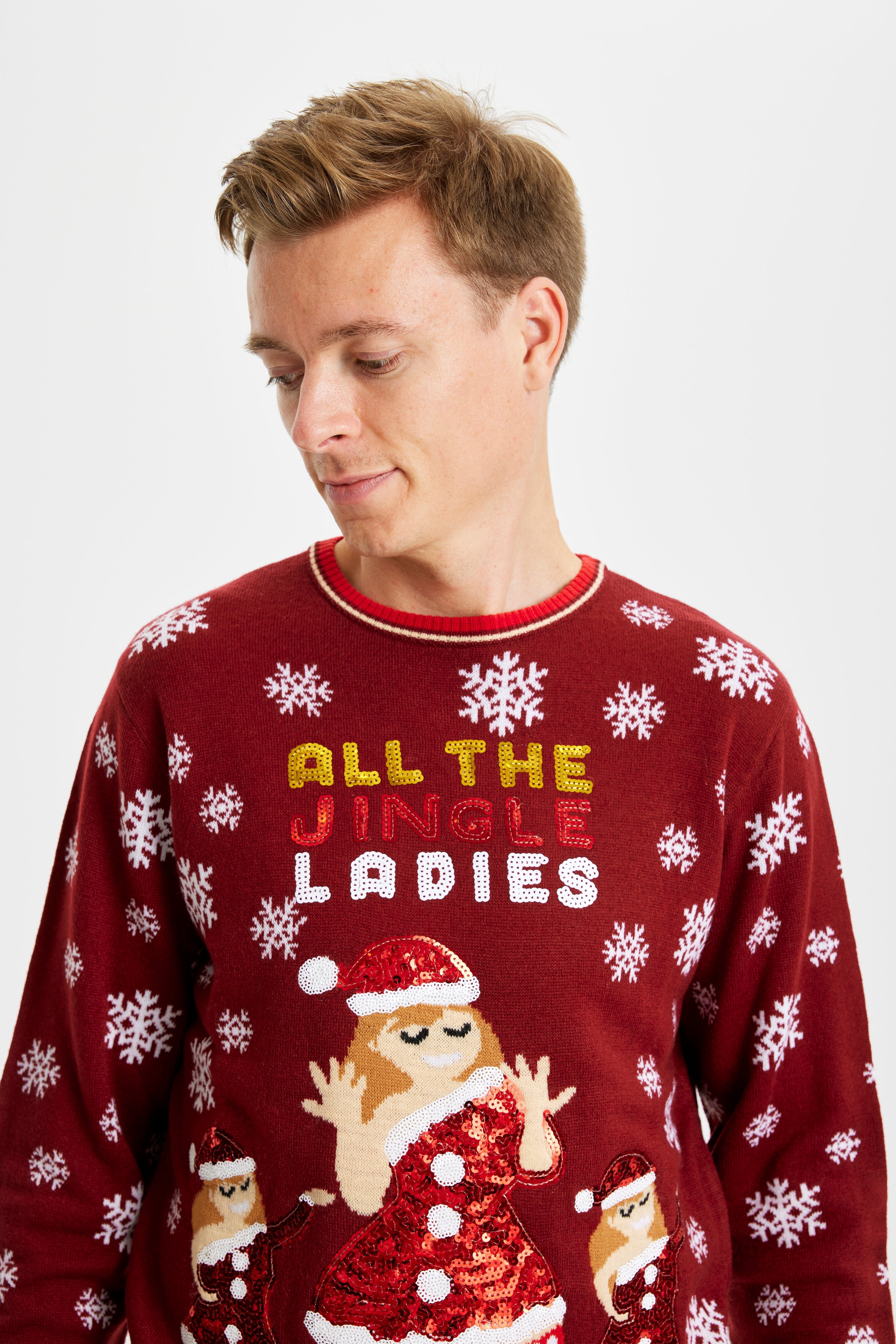 En billede af en mand, hvor toppen af en rød julesweater med citatet